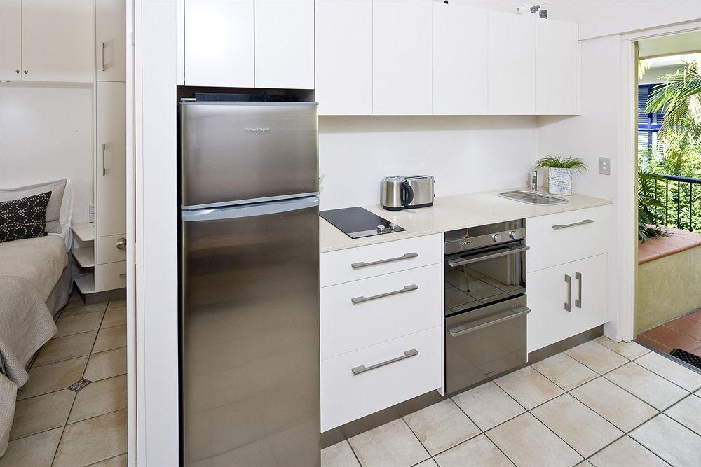 Julians Apartments Байрън Бей Екстериор снимка