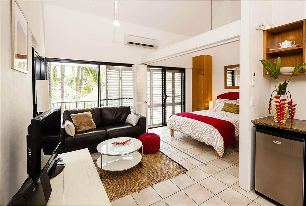 Julians Apartments Байрън Бей Екстериор снимка