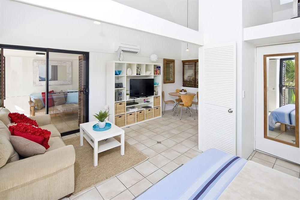 Julians Apartments Байрън Бей Екстериор снимка