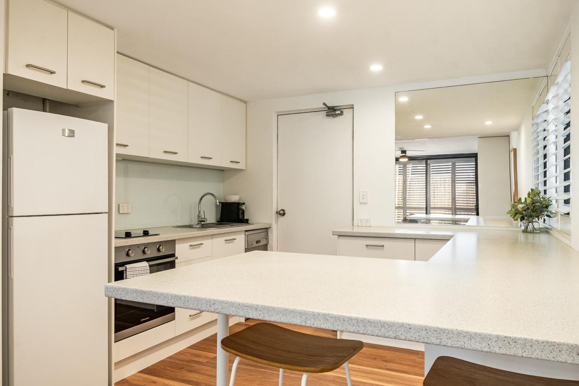 Julians Apartments Байрън Бей Екстериор снимка