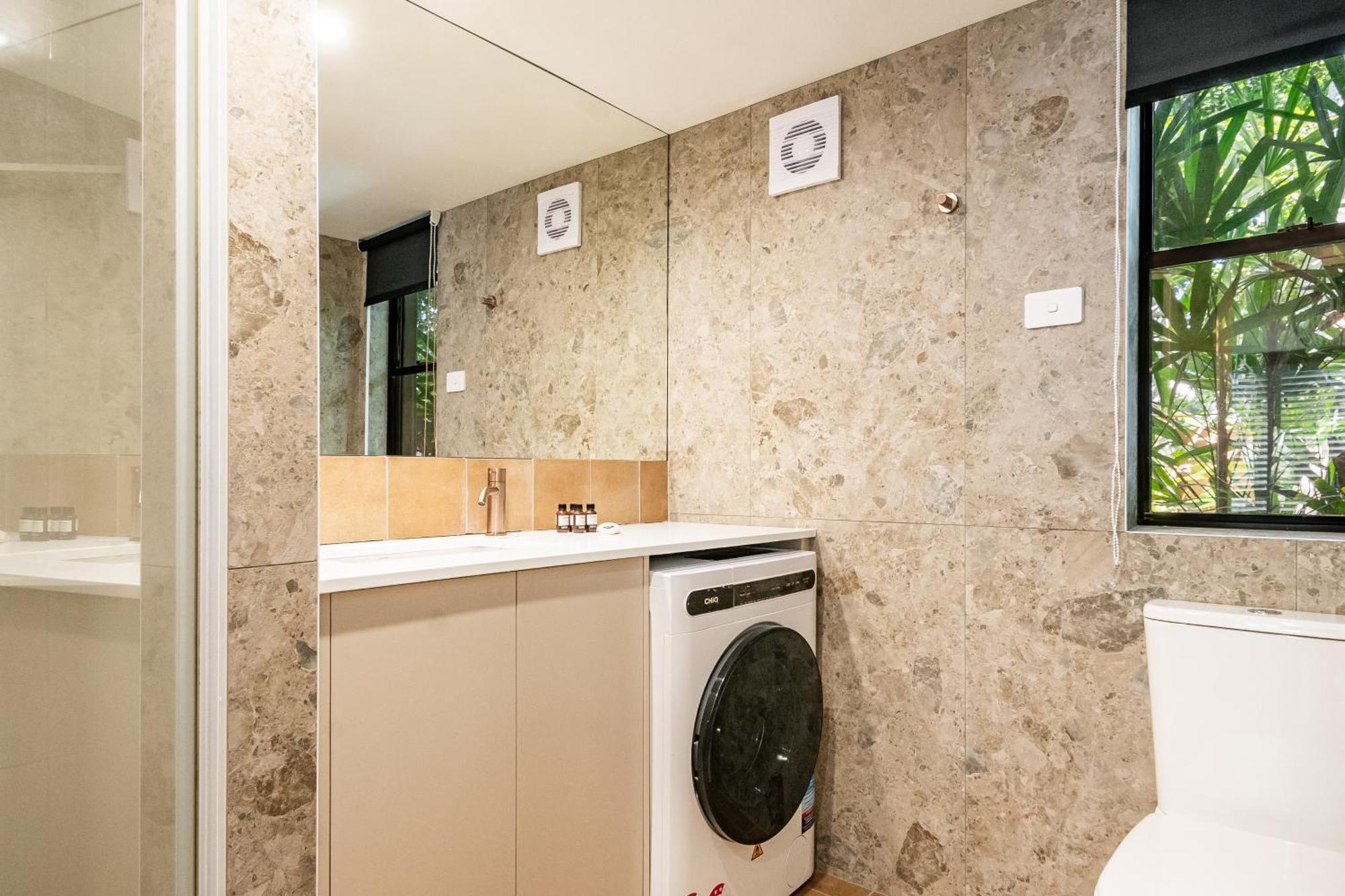 Julians Apartments Байрън Бей Екстериор снимка
